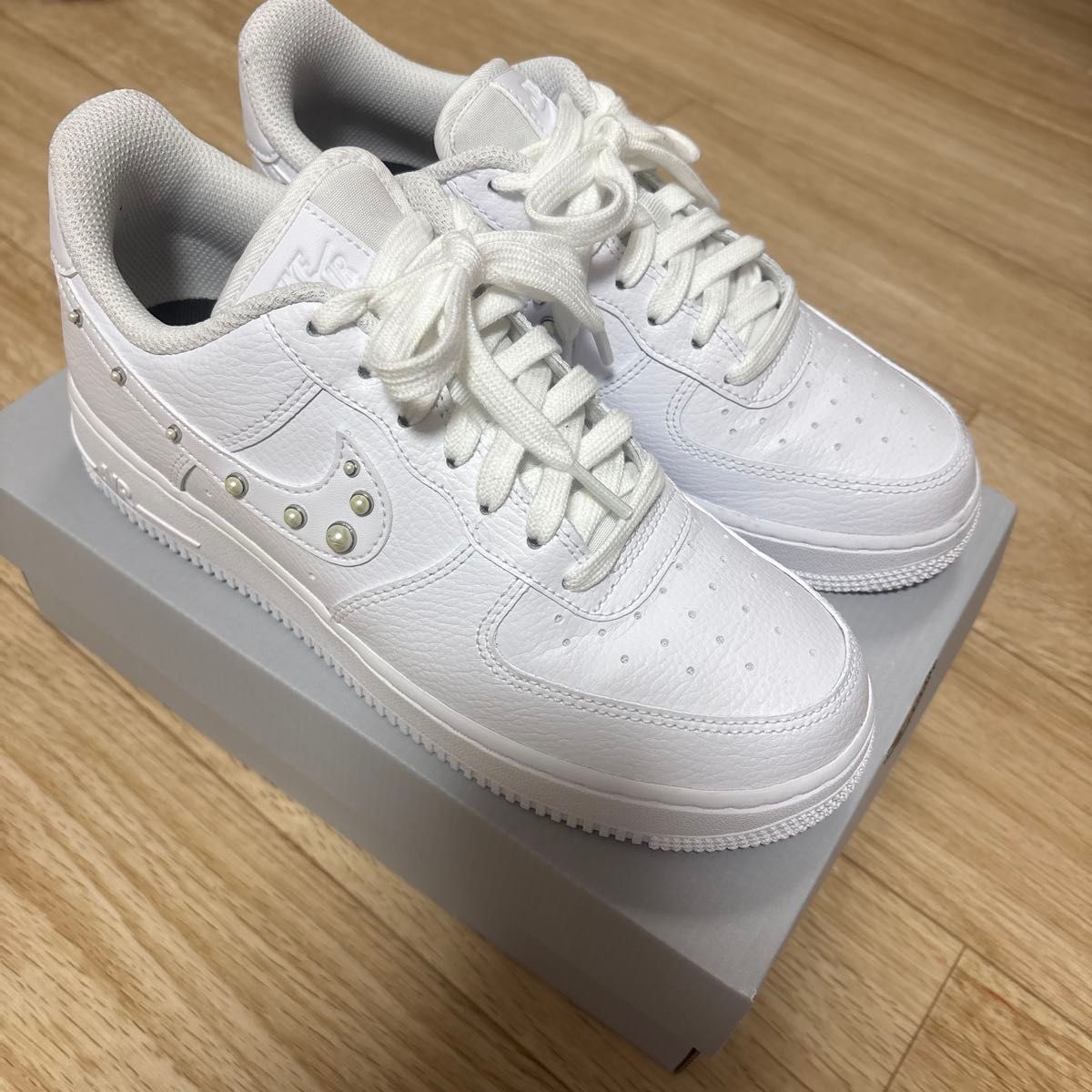 NIKE AIR FORCE 1 '07 LX 珍珠装饰白色运动鞋