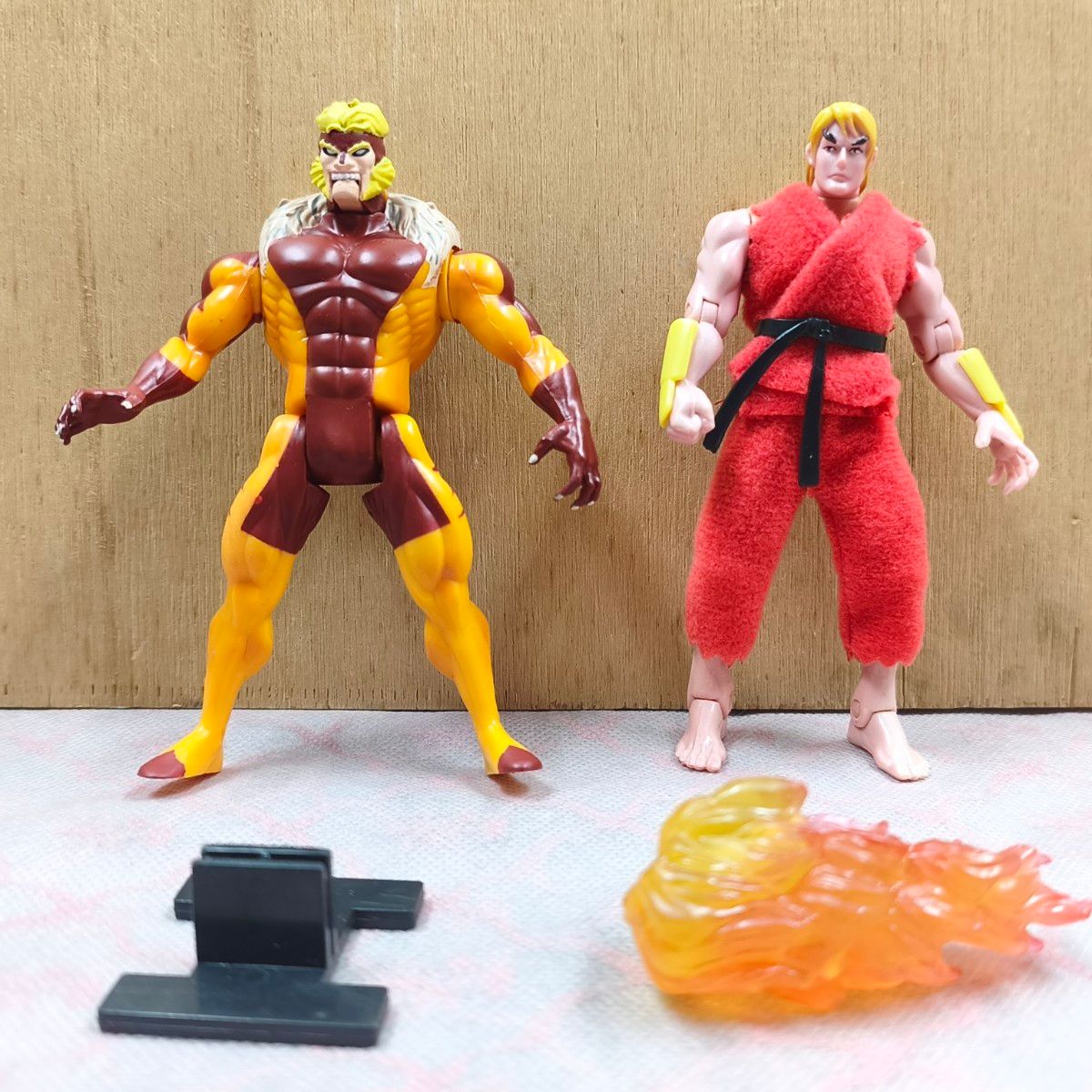 X-MEN 对决街头霸王 剑齿虎 对决 肯 动作人偶套装
