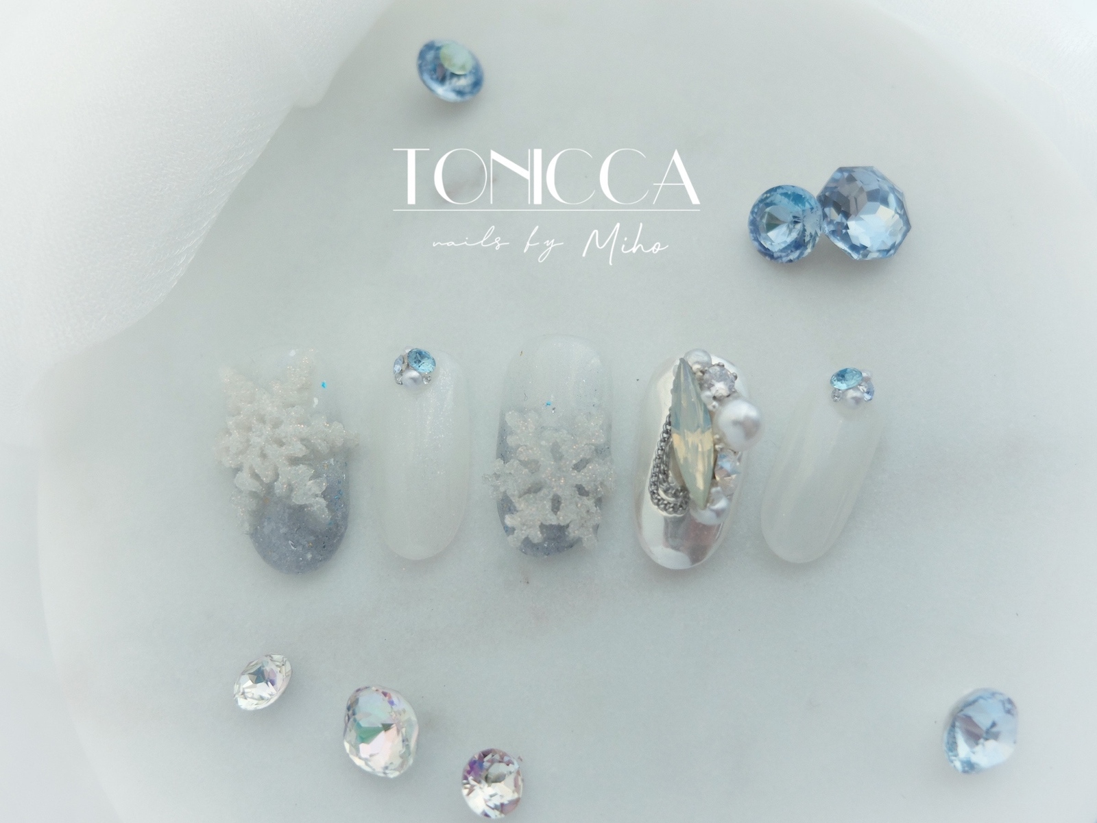 Disney Princess–Themed Snowflake Nail Tips // Snowflake, Elsa, Disney Princess, Bridal, Party-Ready, 3D, Glitter, Silver, Mirror Finish, Gradient, Winter, Christmas
