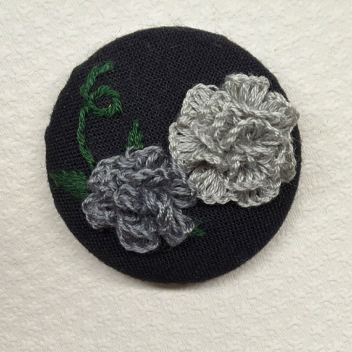 刺繍ブローチ244 オリジナル ハンドメイド 手刺繍 くるみボタン モノトーン グラデーション立体刺繍