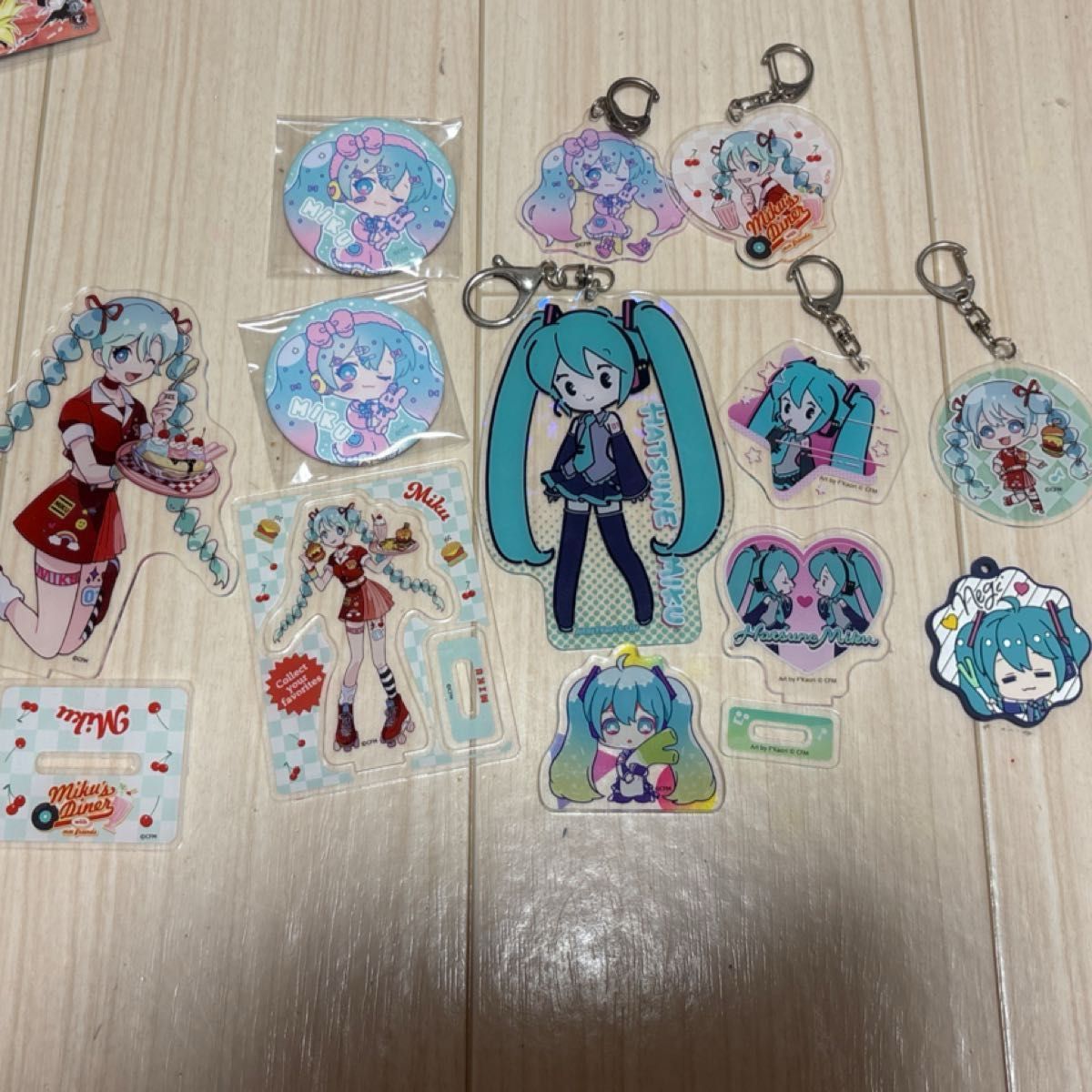 初音未来 Miku's Diner 亚克力立牌 徽章 钥匙扣 套装出售 百元店联名