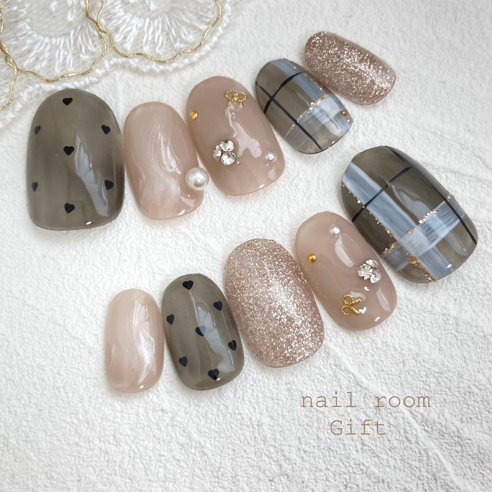 🖤Sheer Black Jeweled Nail, Adult-Cute Sheer Nail with Heart Dots, Winter Nail, Jeweled Nail Tip, Sparkly Checkered Nail