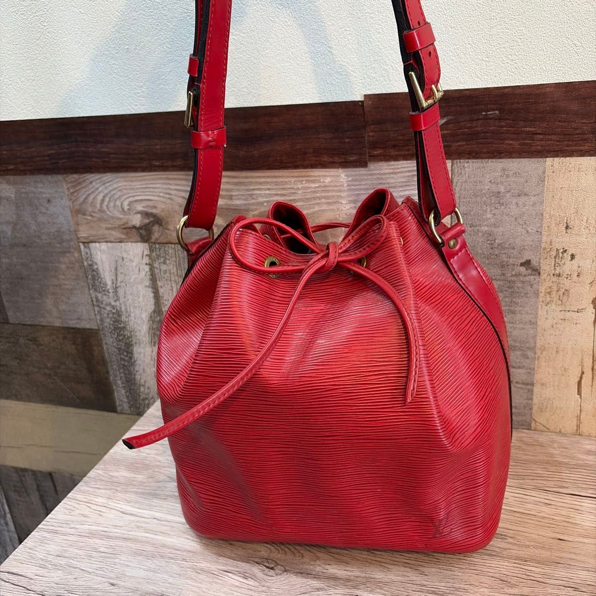 路易威登 · 埃皮普奇诺埃 · 卡斯蒂利亚 · 红挎包LOUIS VUITTON