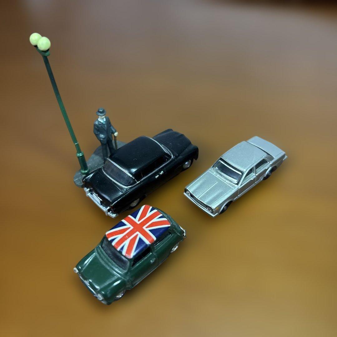 Time-Slip Glico? Extremely Small Yet Precise Mini Car Set of 3 with Streetlight and Figures