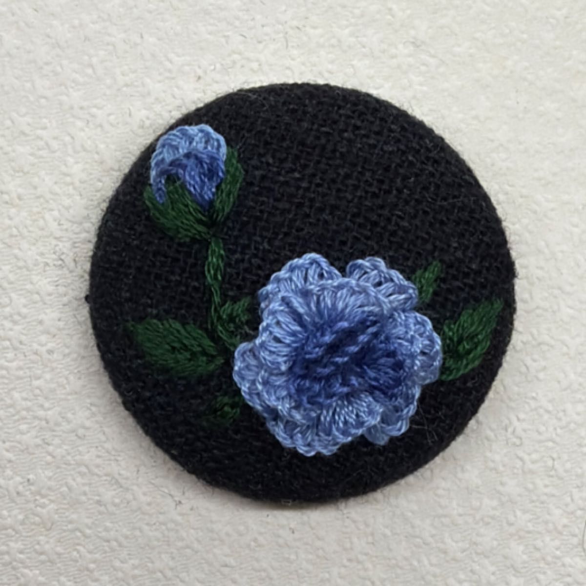 刺繍ブローチ292 オリジナル ハンドメイド 手刺繍 くるみボタン 立体刺繍 薔薇 ブルー×ブラック