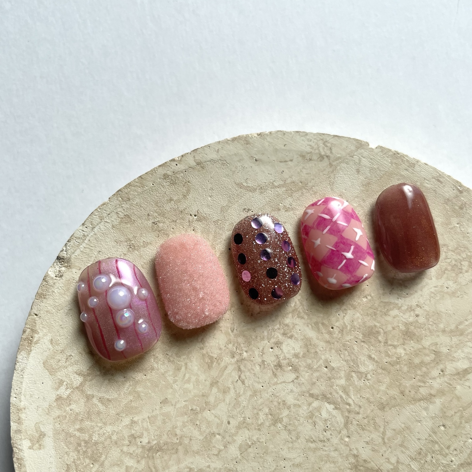 【New Color 🎀✨】Supporting Your “Oshi” Activities 📣♡ Autumn/Winter Colors, Nail Tips, Pink Nails, Oshi-Style Nails, Favorite‑Character Nails, with Pearls, Argyle, Fluffy Textures, Glitter Effects, and Magnet Designs—Autumn Nails, Winter Nails, Short Nails