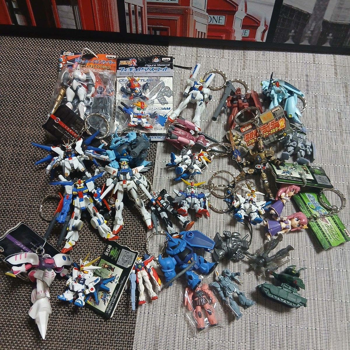 機動戦士ガンダム　仮面ライダーキーホルダー　フィギュア
