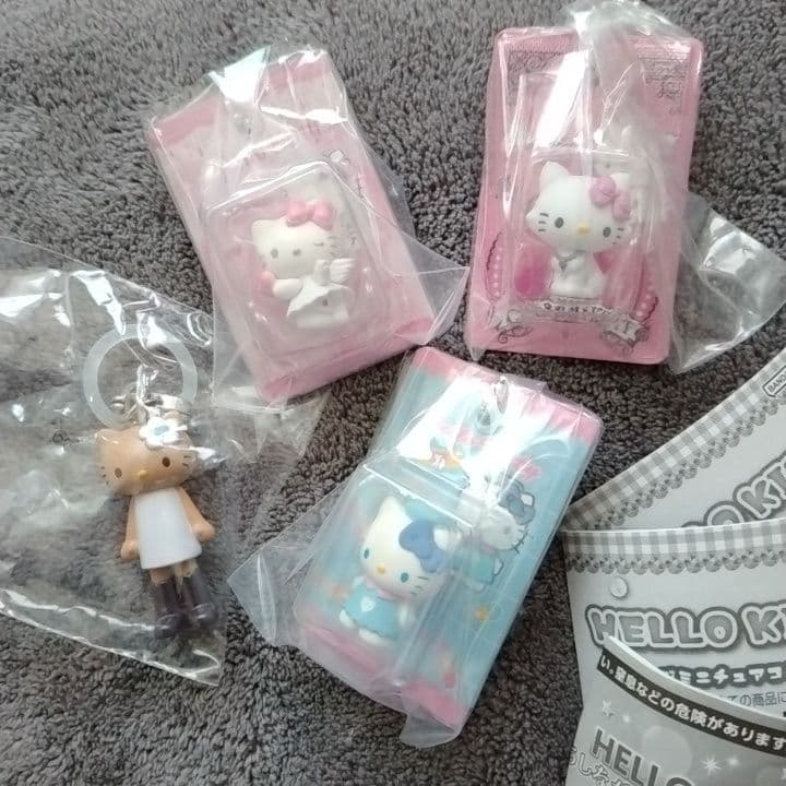 Hello Kitty Mini Figure Set of 4