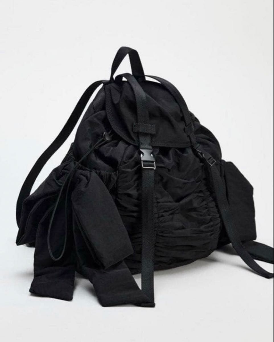 ZARA 带蝴蝶结的背包 黑色