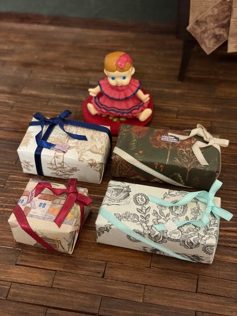 Miniature Gift Box Set of 4 with Dolls