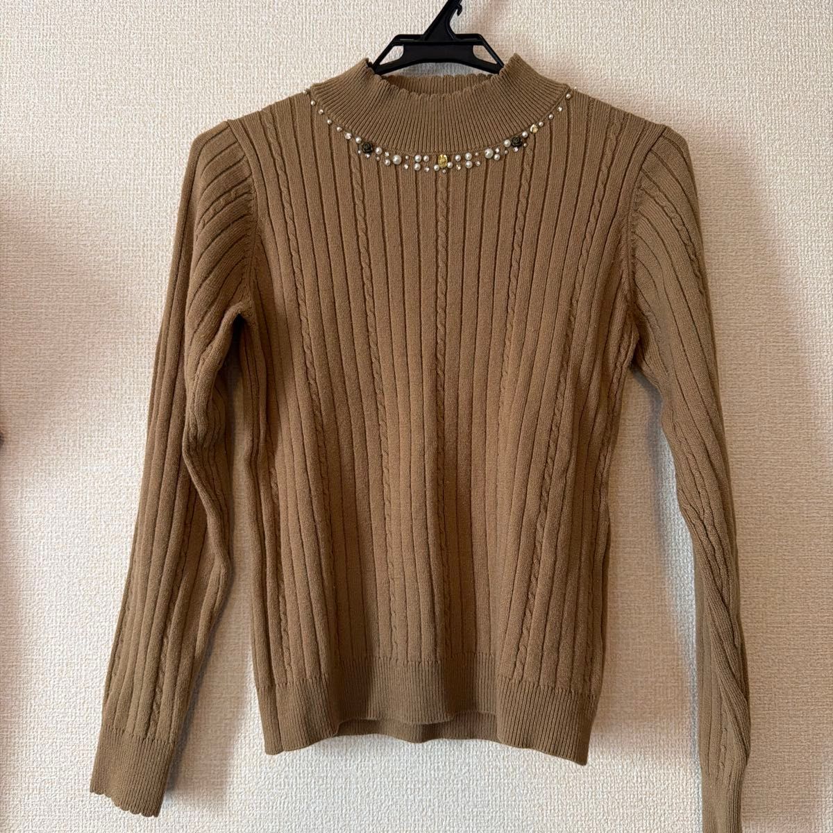axes femme 胸元ビジューハイネックニット M