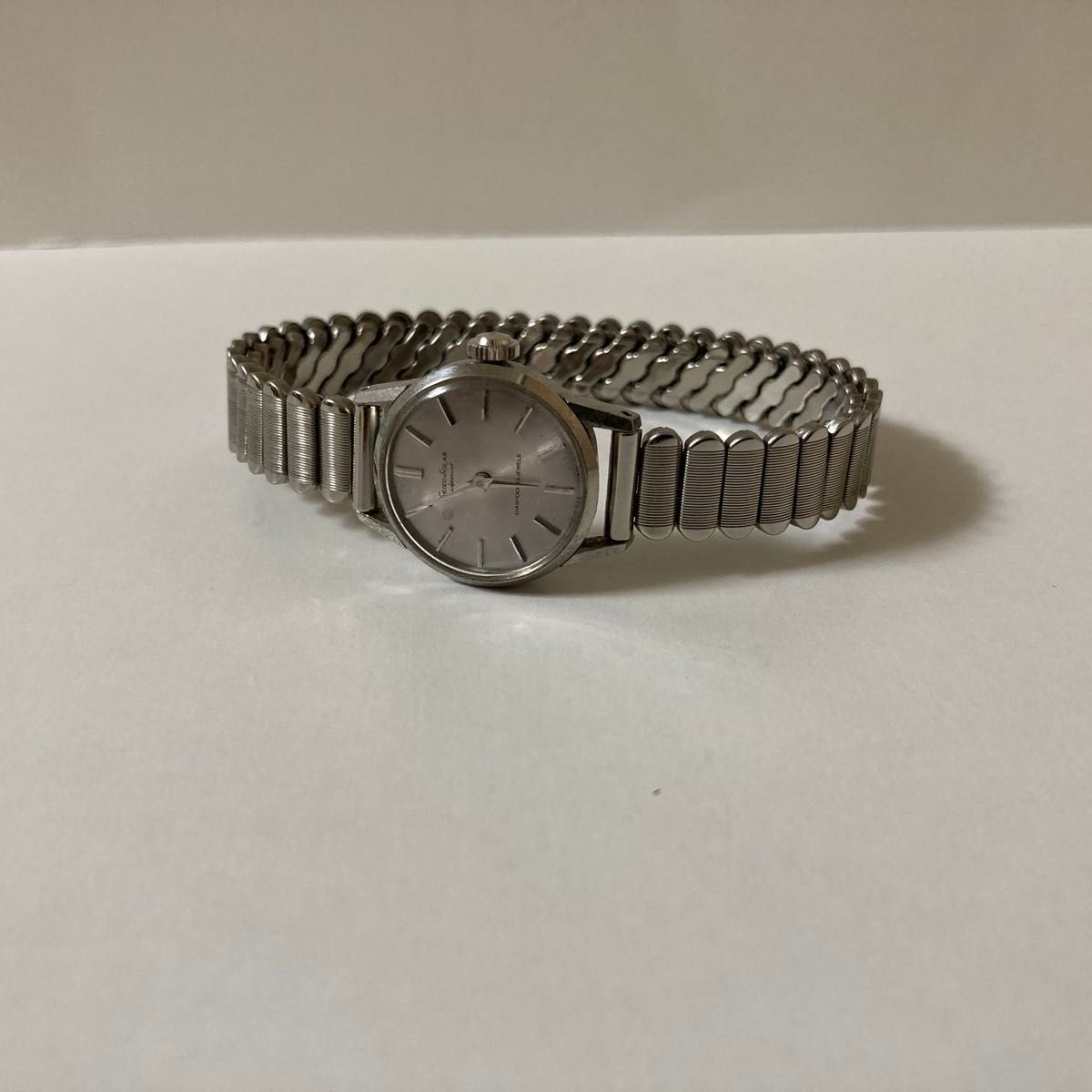 精工 SEIKO 太阳能特别款 女士腕表 运行中 银色表壳 伸缩表带(S型表带)