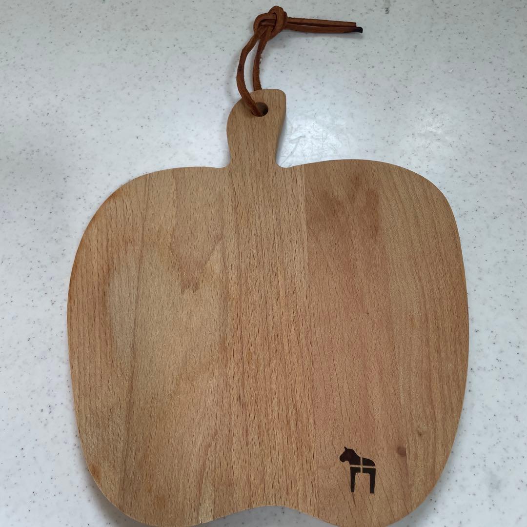 Apple-shaped wooden cutting board