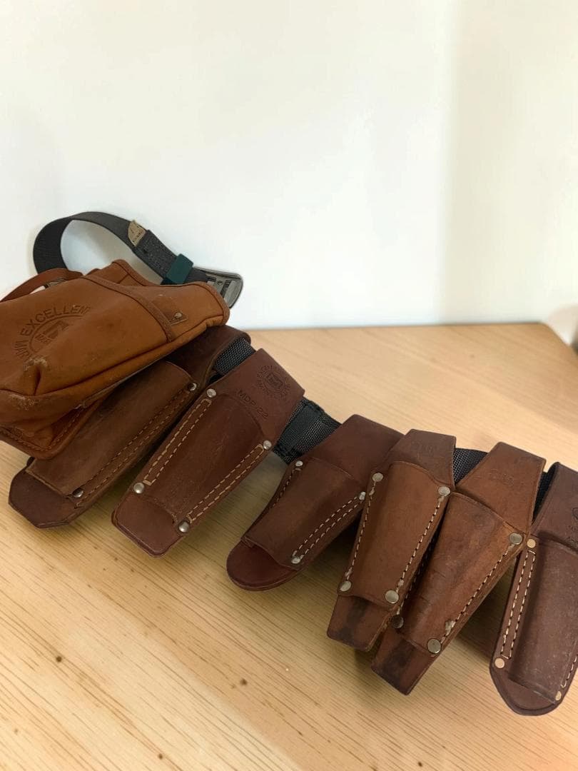 一套意味深长的真皮马贝尔电工腰工具套装带钳子插入工具