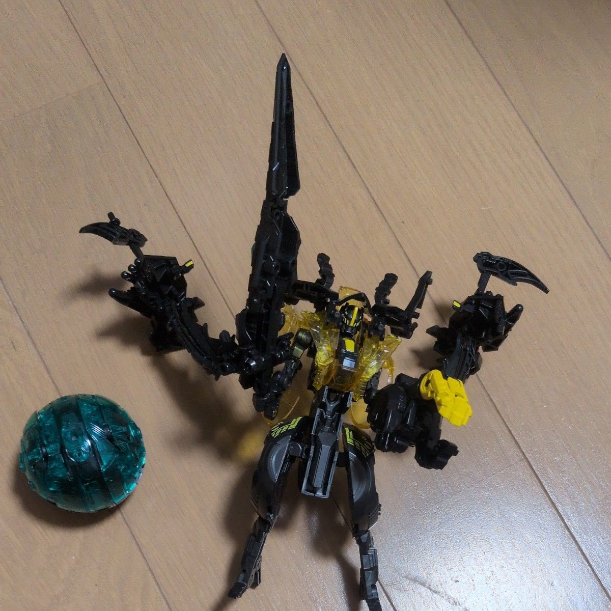 爆丸 黑色×黄色 变形机器人 手办