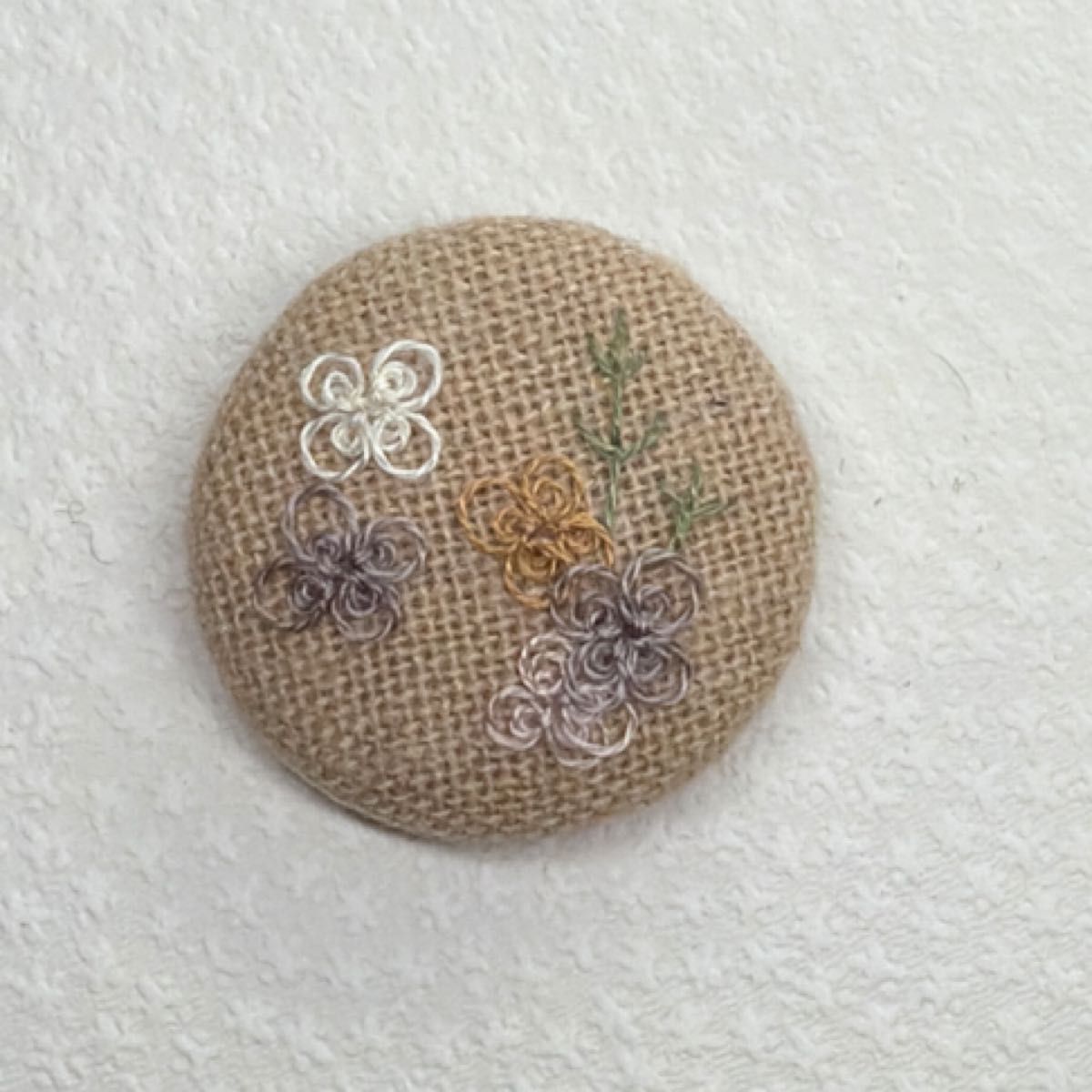 刺繍ブローチミニ オリジナル ハンドメイド 手刺繍 くるみボタン ベージュ系