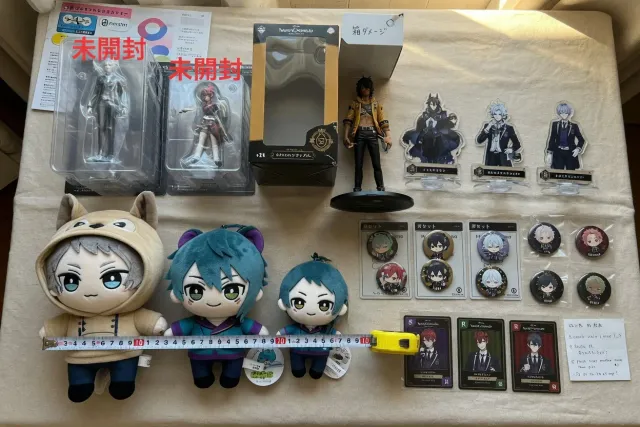 A curated Twisted Wonderland collection with figures, plush toys, acrylic stands, badges, and trading cards