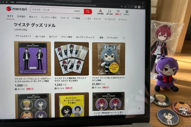 A Japanese marketplace search page displaying Disney Twisted Wonderland character goods, acrylic stands, plush toys, and badges